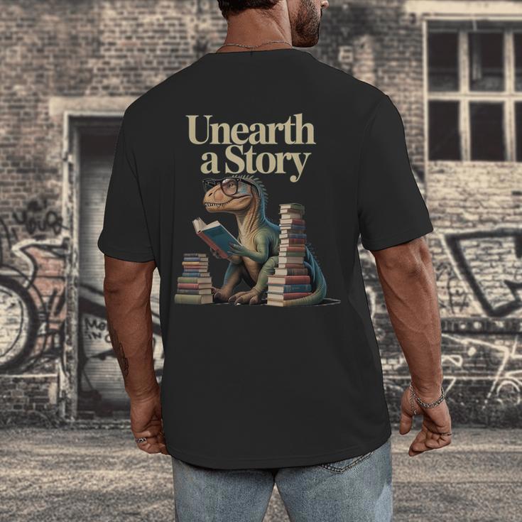 Unearth A Story Dinosaur Reading a Library Book Men's Back Print T-Shirt