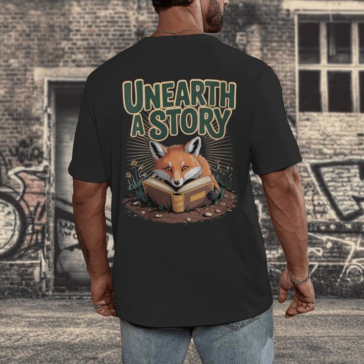 Unearth A Story Fox Reads a Book Men's Back Print T-Shirt