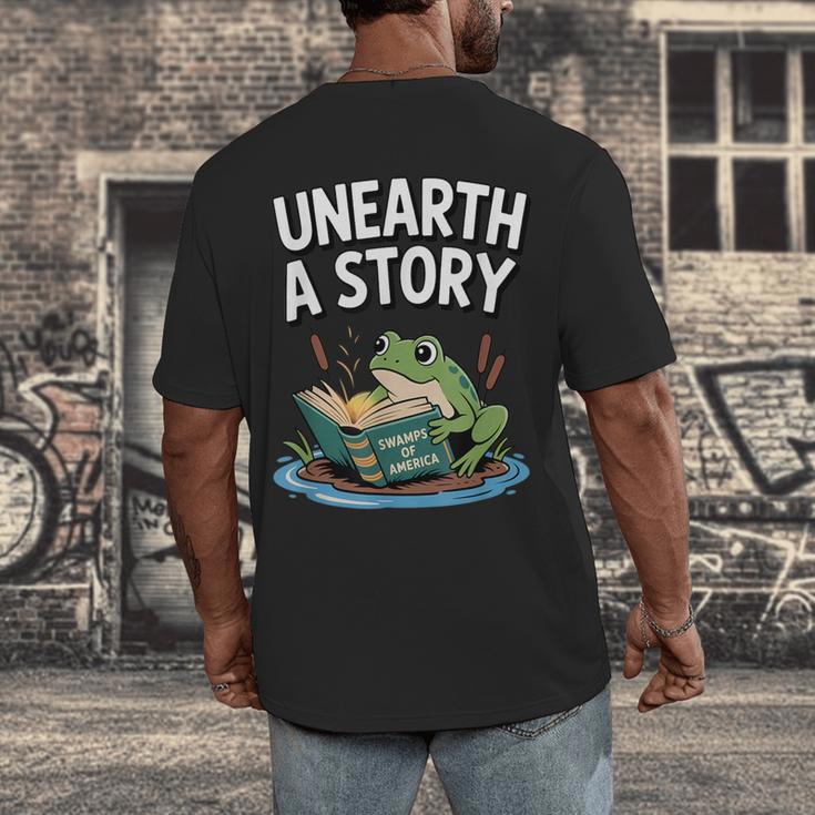 Unearth a Story Frog Reading a Book Summer 2026 Men's Back Print T-Shirt