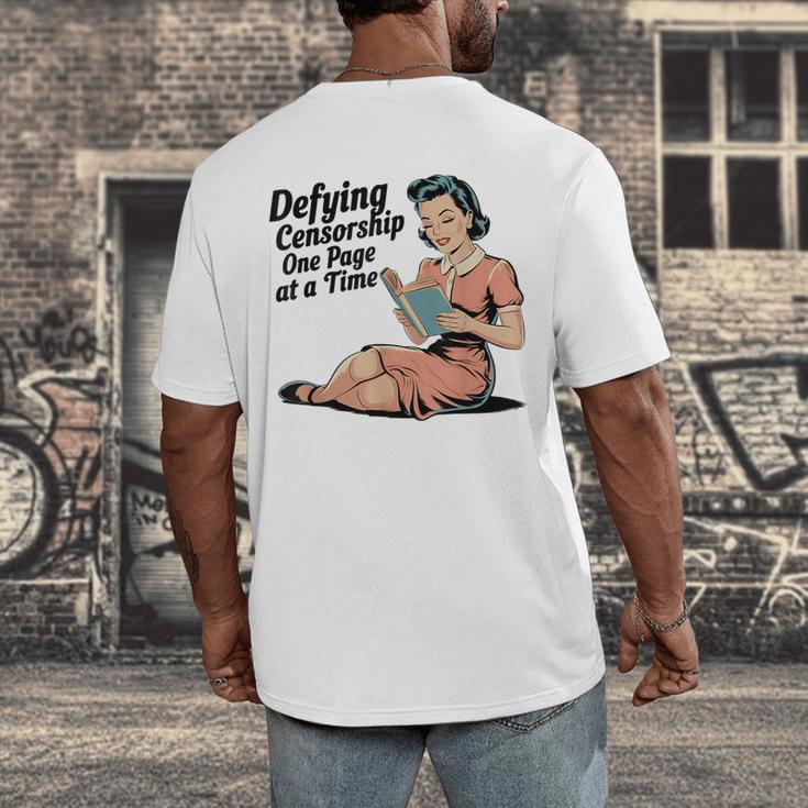 Defying Censorship One Page At a Time Read Banned Books Men's Back Print T-Shirt