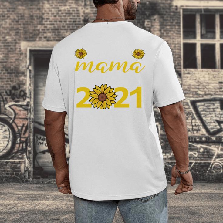Proud Mama Of a 2021 Graduate Senior Mom 2021 Graduation Men's Back Print T-Shirt
