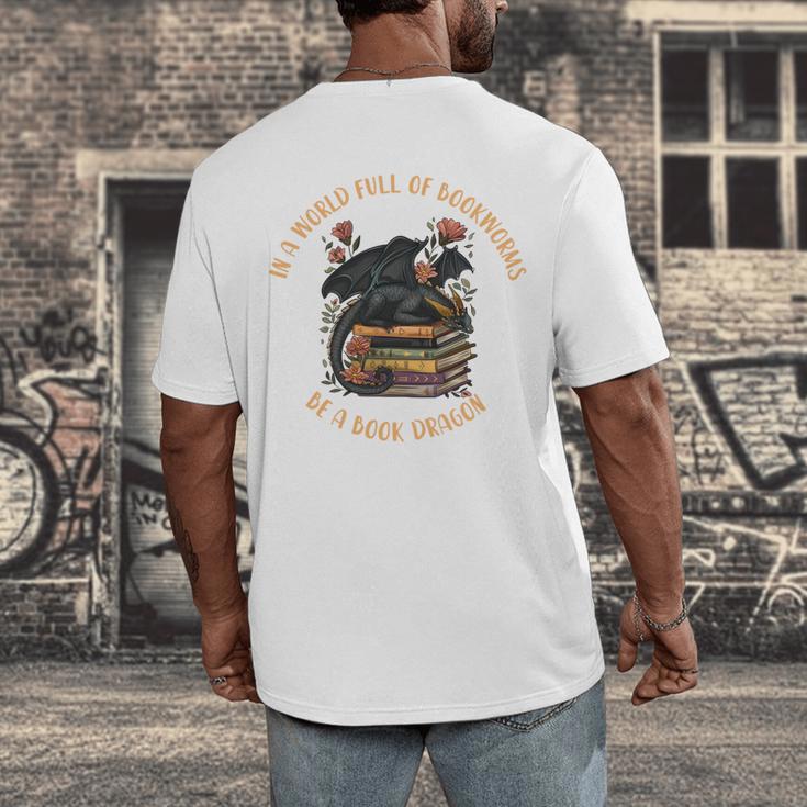 In A World Full Of Bookworms Be A Book Dragon Book Lover Men's Back Print T-Shirt