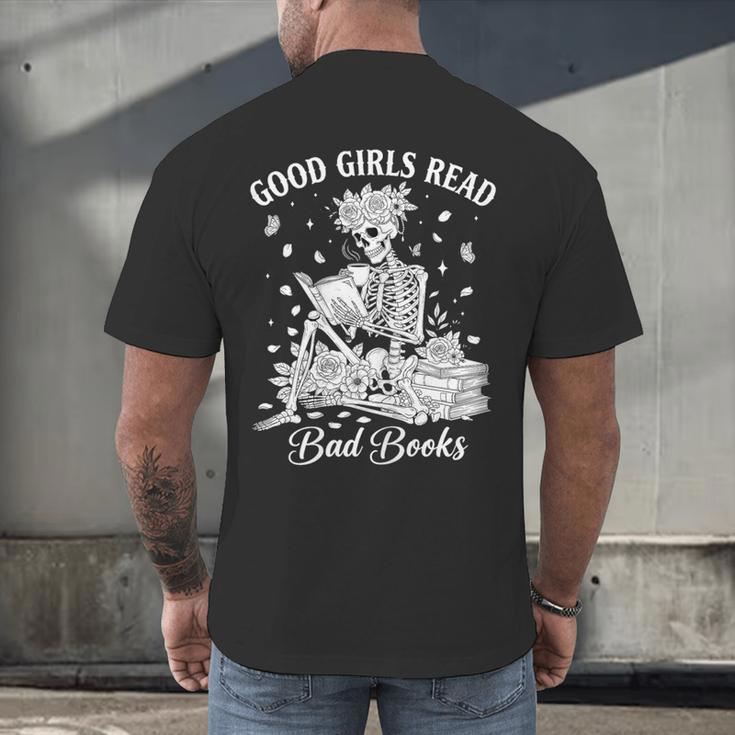 Good Girls Read Bad Books Skeleton Reading Book Halloween Men's Back Print T-Shirt Good Girls Read Bad Books Skeleton Reading Book Halloween Men's Back Print T-Shirt