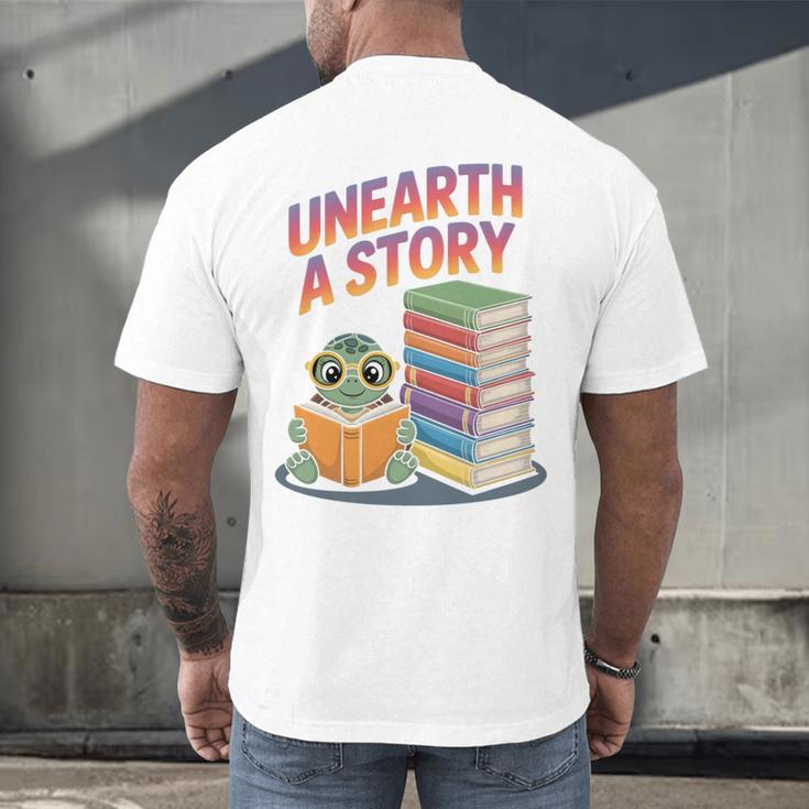 Unearth A Story Cute Turtle Reading Books Librarian Men's Back Print T-Shirt