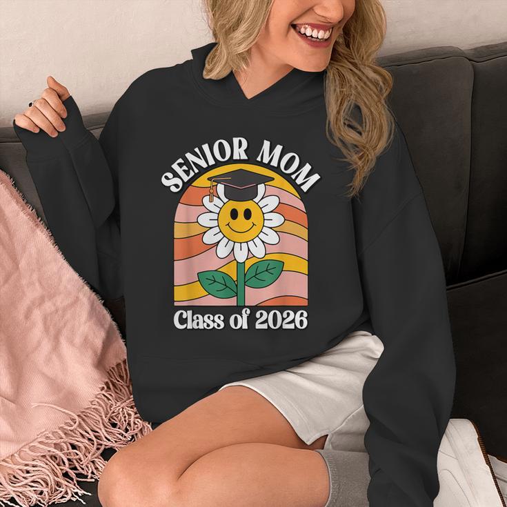 Senior Mom Class Of 2026 Daisy Flower Retro Graduation Unisex Hoodie