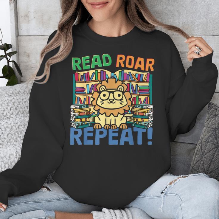 Animals Read Reading Book Library First Day Of School Kids Unisex Sweatshirt