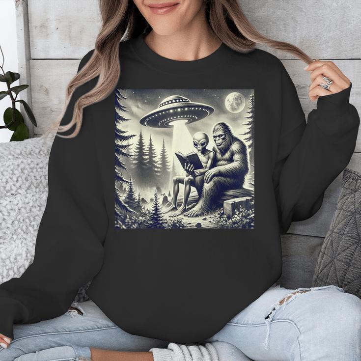 Bigfoot With Alien Reading A Book Bigfoot And UFO Unisex Sweatshirt