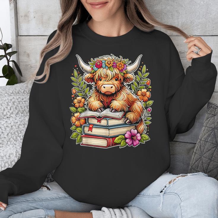 Bookworm Cute Highland Cow Reading Book Unisex Sweatshirt