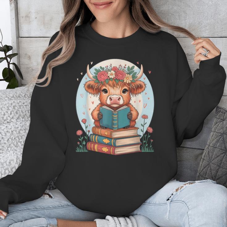Cute Baby Highland Cow Reading Book Bookworm For Men Women Unisex Sweatshirt