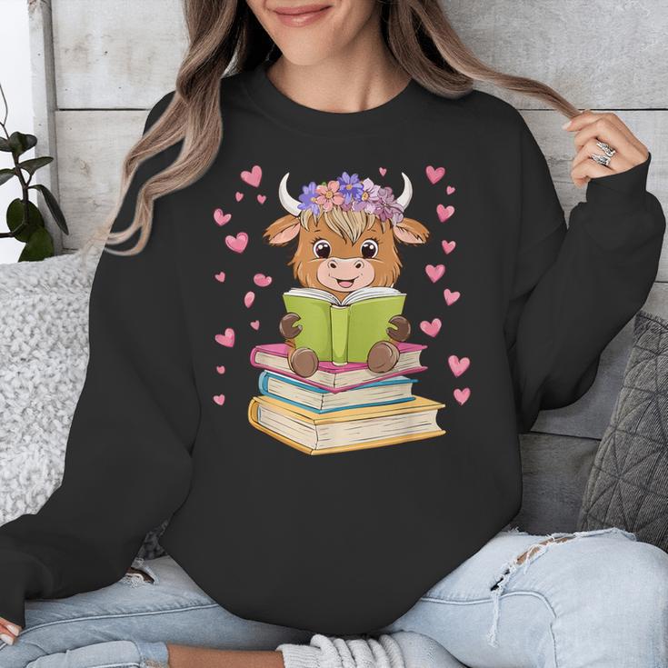 Highland Cow Reading Book Floral Bookworm Unisex Sweatshirt