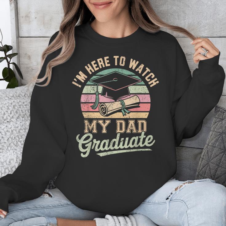 I'm Here To Watch My Dad Graduated 2025 Graduation Unisex Sweatshirt