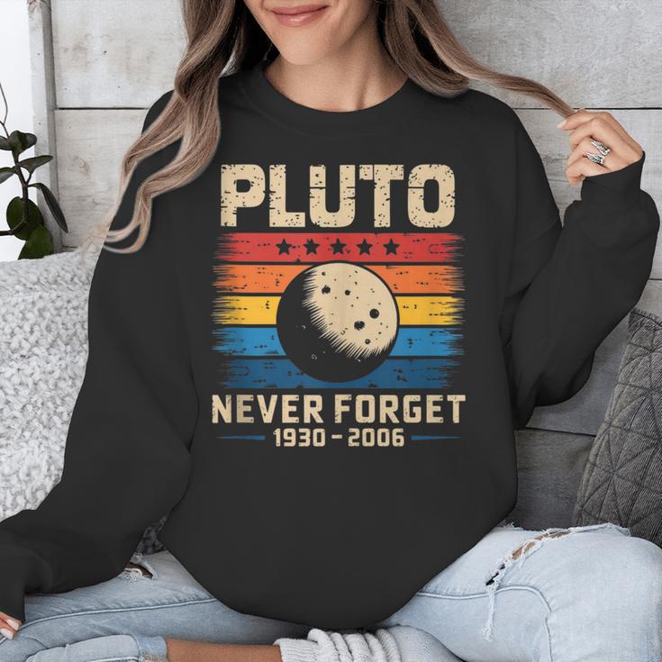 Pluto Never Forget Space Nostalgia Astronomy Humor Unisex Sweatshirt