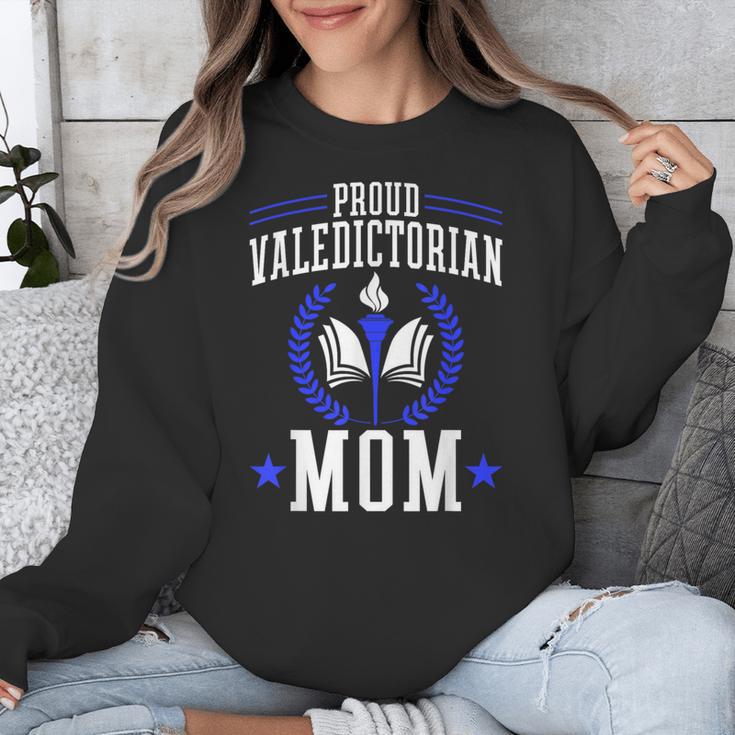Proud Valedictorian Mom Graduation Grad Mom Class Of 2025 Unisex Sweatshirt