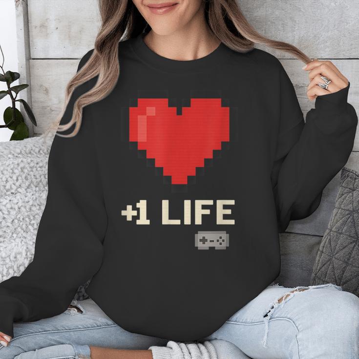 Retro Gamer 1 Life Pixel Heart – 8-Bit Gaming Nostalgia Unisex Sweatshirt