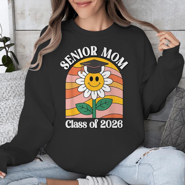Senior Mom Class Of 2026 Daisy Flower Retro Graduation Unisex Sweatshirt