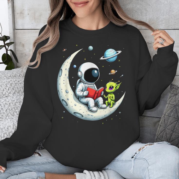 UFO Alien Astronaut Reading Book In Space Unisex Sweatshirt