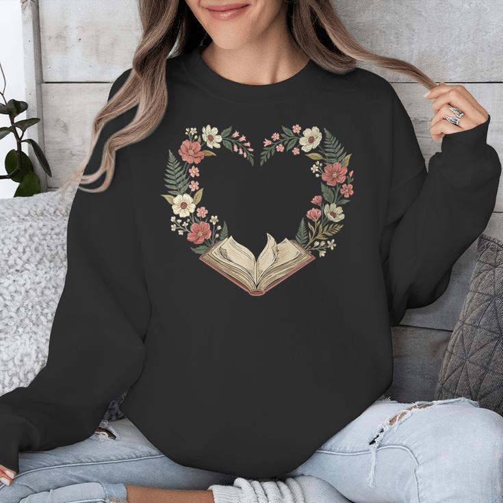 Women's Vintage Book Lover Valentine Heart Unisex Sweatshirt