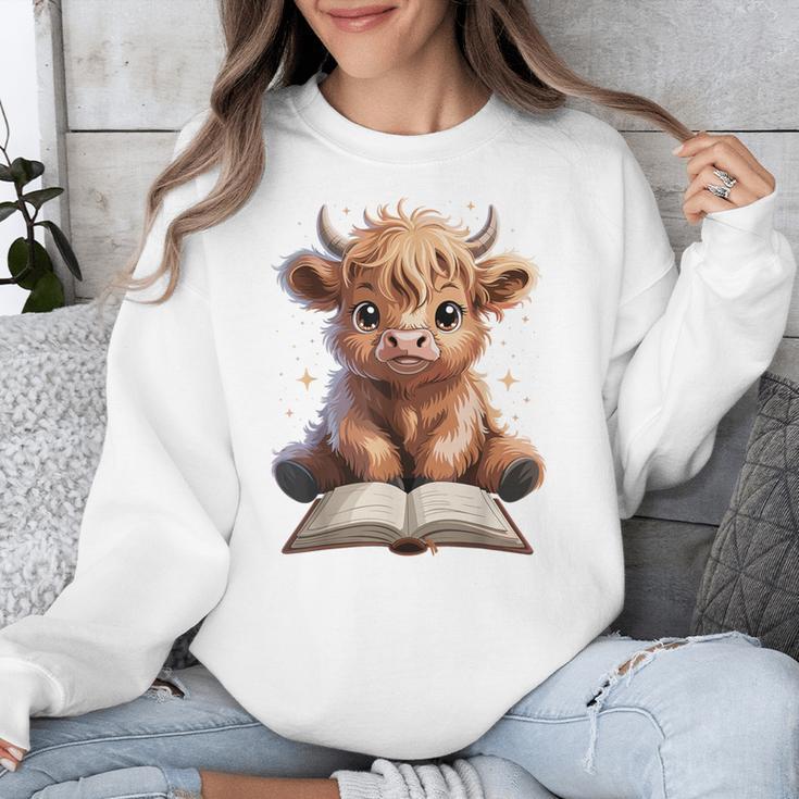 Highland Cow Reading Book Bookworm Unisex Sweatshirt