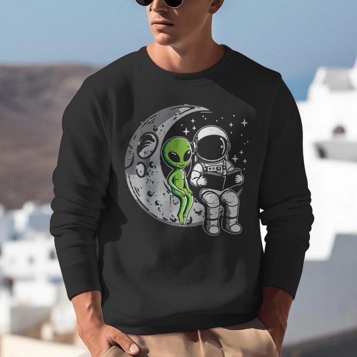 Astronaut Reading Book To Alien Moon Space Women Kids Men Unisex Sweatshirt
