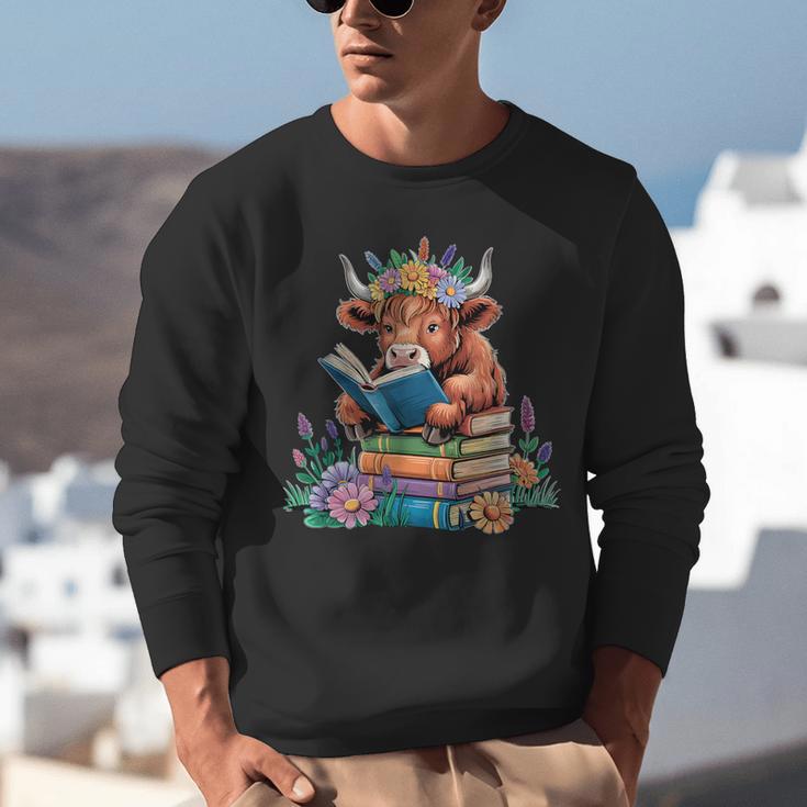 Cute Highland Cow Reading Book Baby Cow Bookworm Unisex Sweatshirt