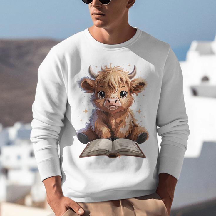 Highland Cow Reading Book Bookworm Unisex Sweatshirt