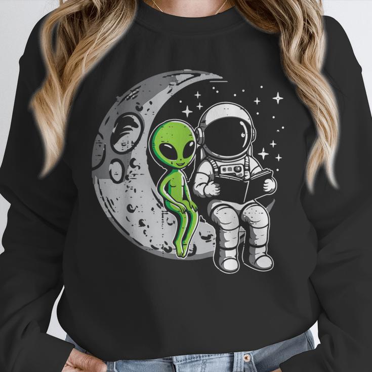 Astronaut Reading Book To Alien Moon Space Women Kids Men Unisex Sweatshirt