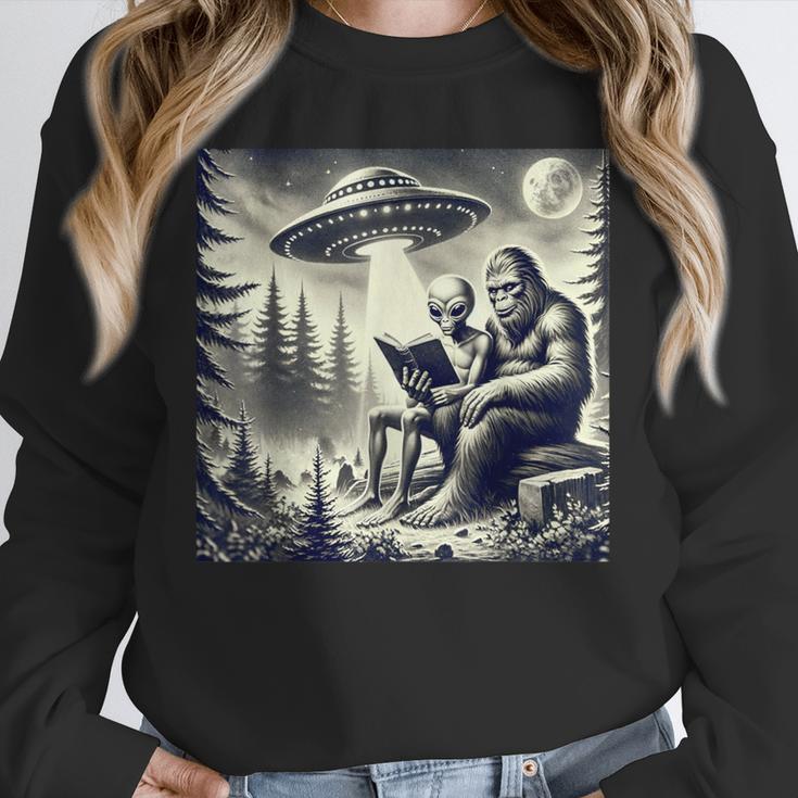 Bigfoot With Alien Reading A Book Bigfoot And UFO Unisex Sweatshirt