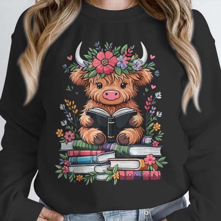 Bookworm Cute Baby Highland Cow Reading Book Unisex Sweatshirt