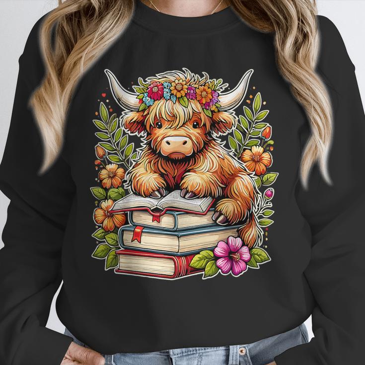 Bookworm Cute Highland Cow Reading Book Unisex Sweatshirt
