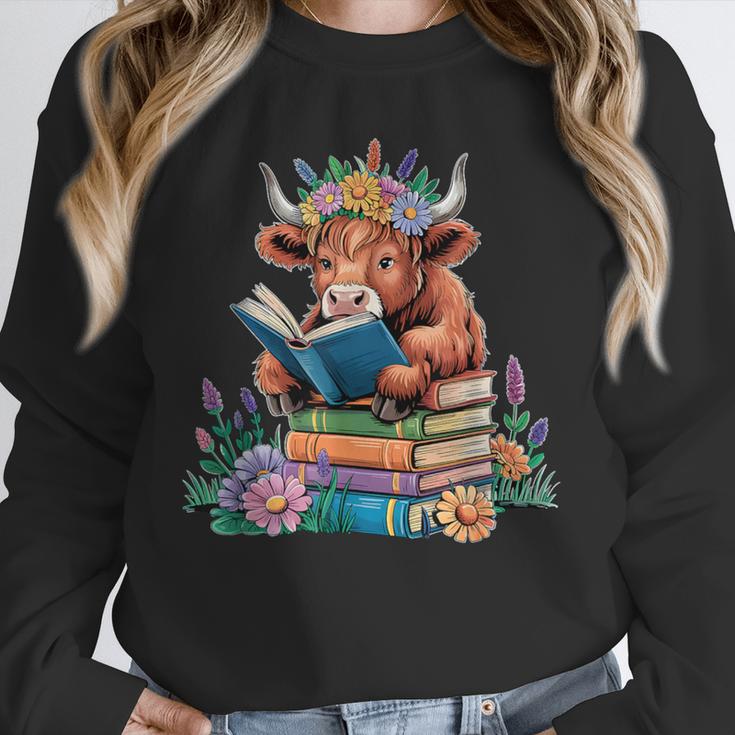 Cute Highland Cow Reading Book Baby Cow Bookworm Unisex Sweatshirt