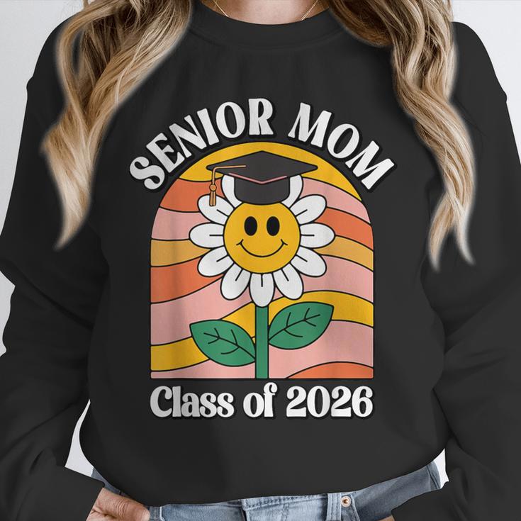 Senior Mom Class Of 2026 Daisy Flower Retro Graduation Unisex Sweatshirt