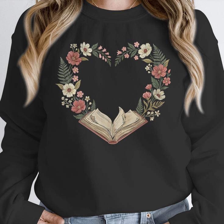 Women's Vintage Book Lover Valentine Heart Unisex Sweatshirt
