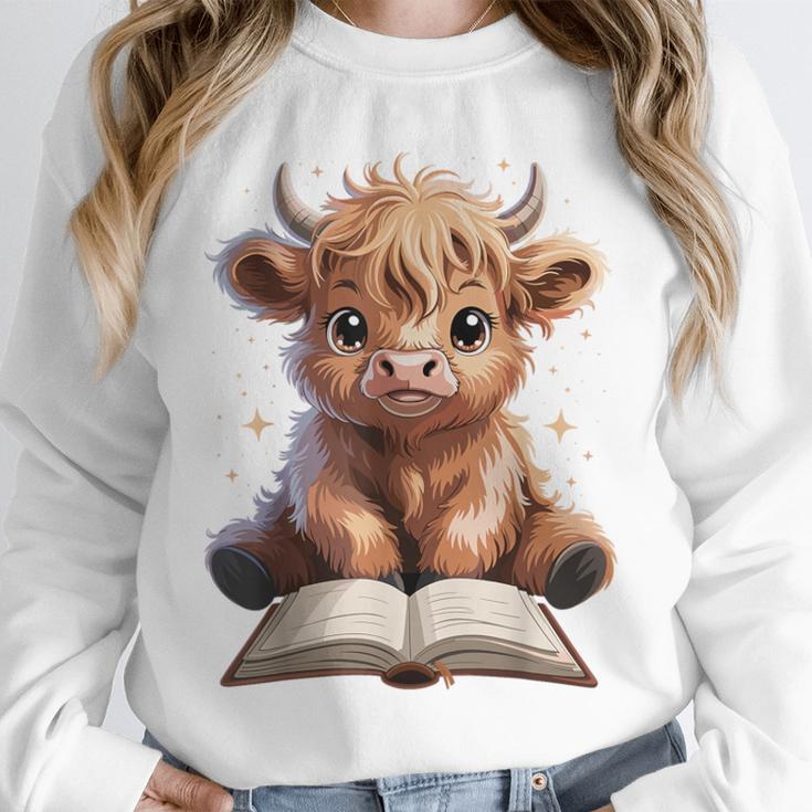 Highland Cow Reading Book Bookworm Unisex Sweatshirt