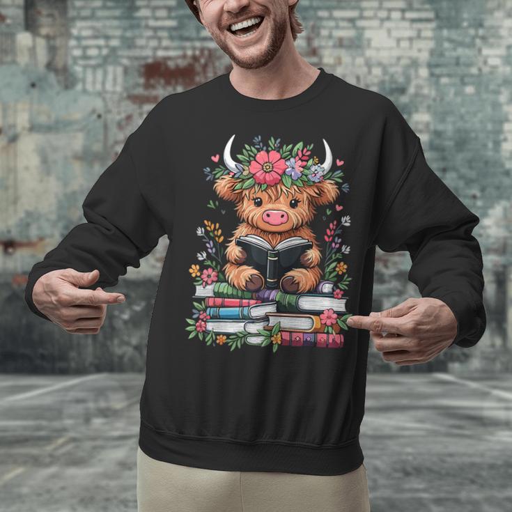 Bookworm Cute Baby Highland Cow Reading Book Unisex Sweatshirt