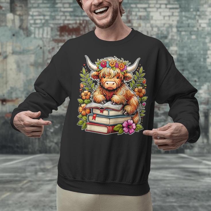 Bookworm Cute Highland Cow Reading Book Unisex Sweatshirt