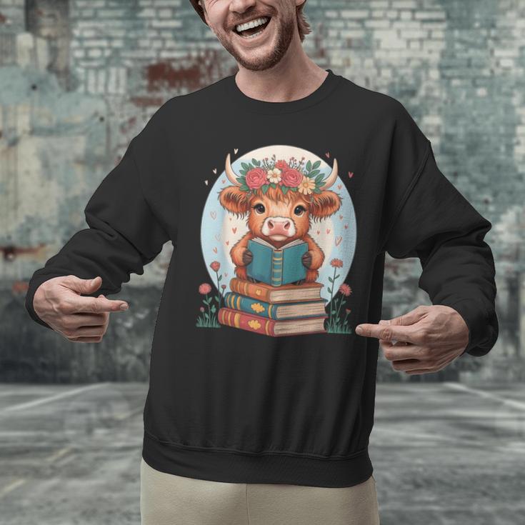 Cute Baby Highland Cow Reading Book Bookworm For Men Women Unisex Sweatshirt