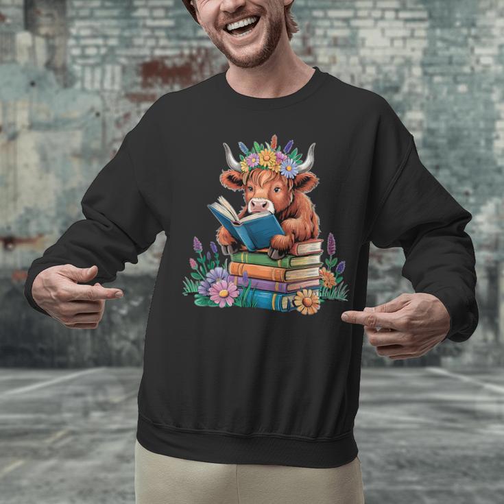 Cute Highland Cow Reading Book Baby Cow Bookworm Unisex Sweatshirt