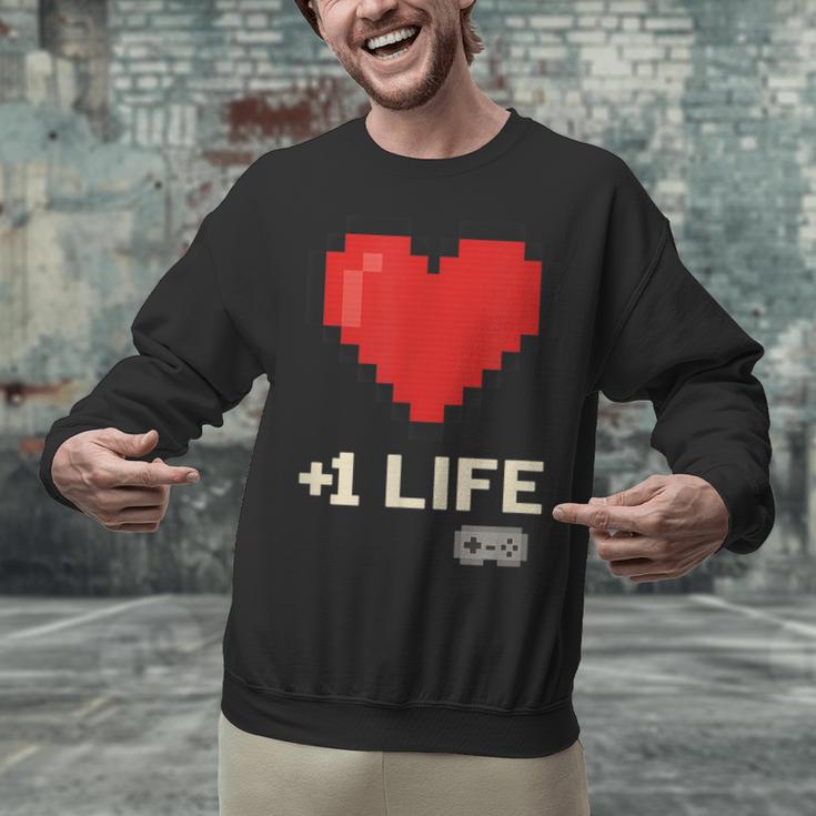 Retro Gamer 1 Life Pixel Heart – 8-Bit Gaming Nostalgia Unisex Sweatshirt