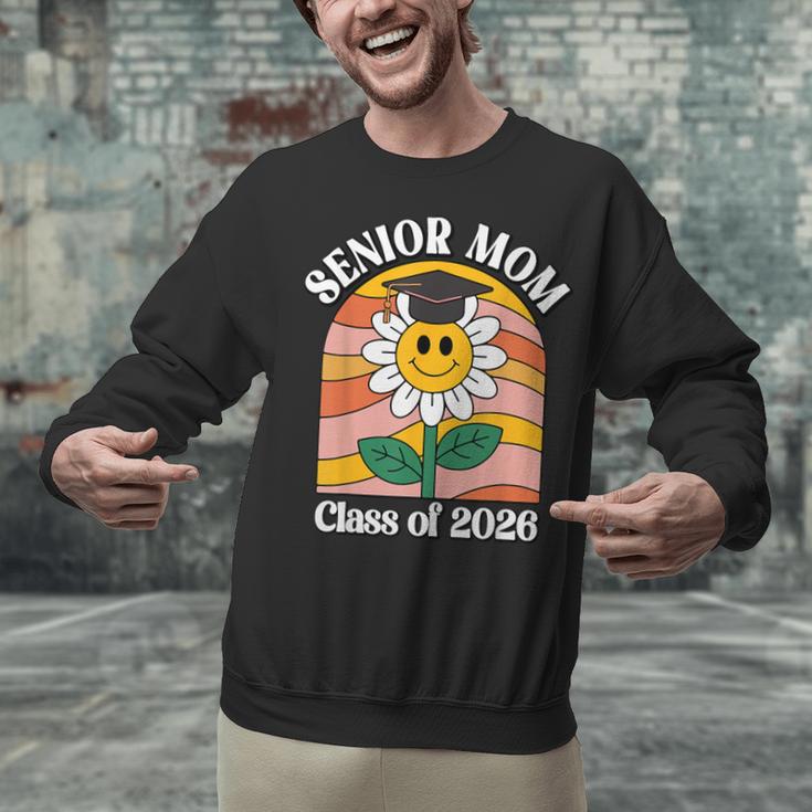 Senior Mom Class Of 2026 Daisy Flower Retro Graduation Unisex Sweatshirt