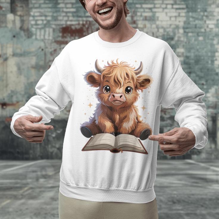 Highland Cow Reading Book Bookworm Unisex Sweatshirt