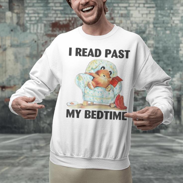 Vintage I Read Past My Bedtime Cute Sleeping Bear Book Lover Unisex Sweatshirt