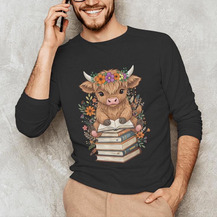 Cute Baby Highland Cow Reading Book Librarian Bookworm Unisex Long Sleeve T-Shirt