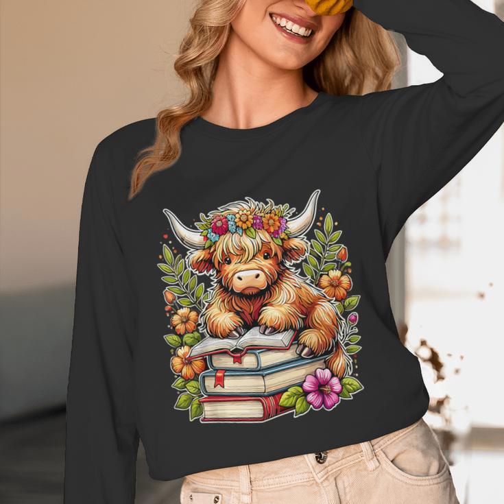 Bookworm Cute Highland Cow Reading Book Unisex Long Sleeve T-Shirt