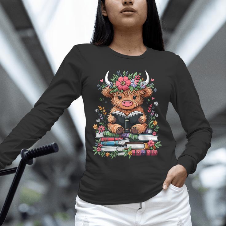 Bookworm Cute Baby Highland Cow Reading Book Unisex Long Sleeve T-Shirt