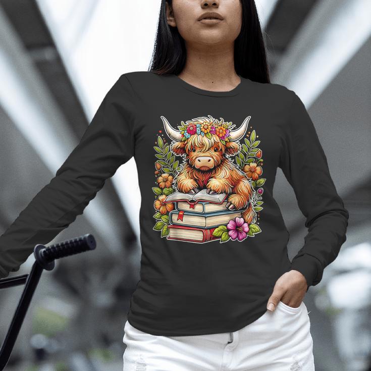 Bookworm Cute Highland Cow Reading Book Unisex Long Sleeve T-Shirt