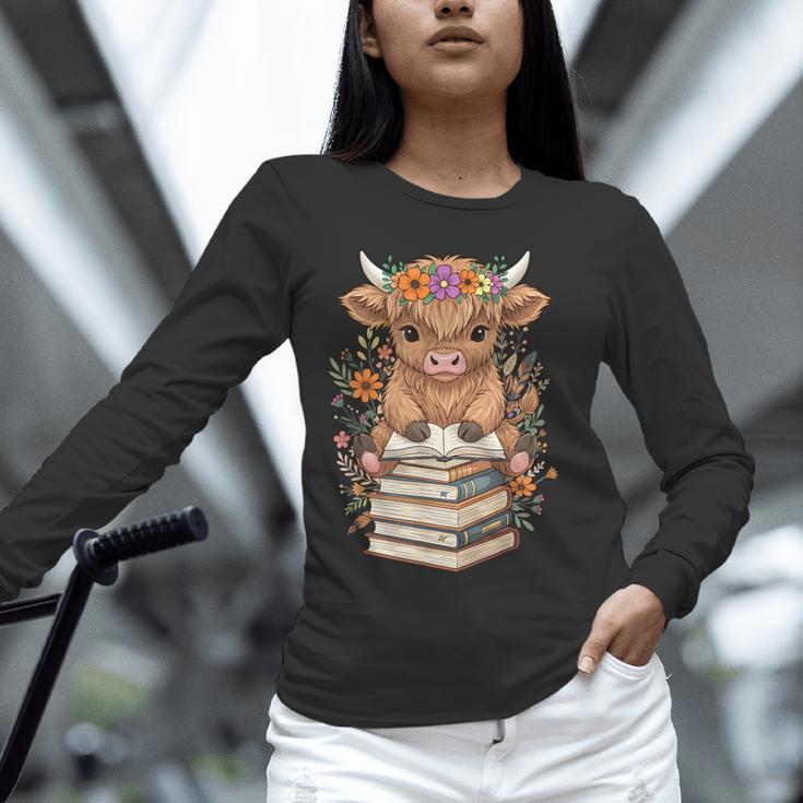 Cute Baby Highland Cow Reading Book Librarian Bookworm Unisex Long Sleeve T-Shirt