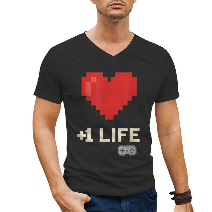 Retro Gamer 1 Life Pixel Heart – 8-Bit Gaming Nostalgia Men's V-Neck T-Shirt