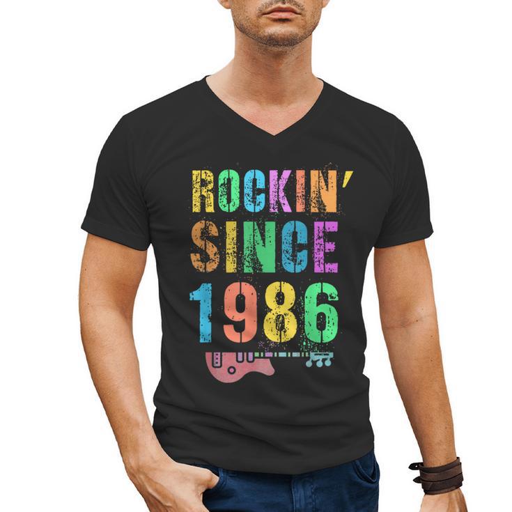 Rockin' Since 1986 Vintage Rockstar 40th Birthday Mom Dad 40 Men's V-Neck T-Shirt