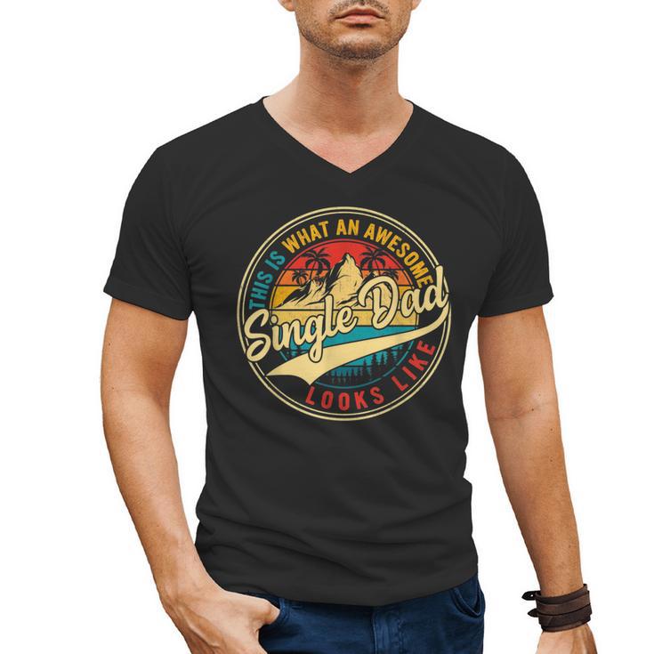 Vintage Awesome Single Dad Retro Fathers Day For Dad Grandpa Men's V-Neck T-Shirt