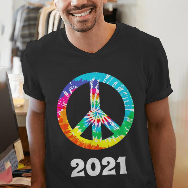 2021 Graduation Class Year Tie Dye Peace Sign Graduate Shirt Men's V-Neck T-Shirt